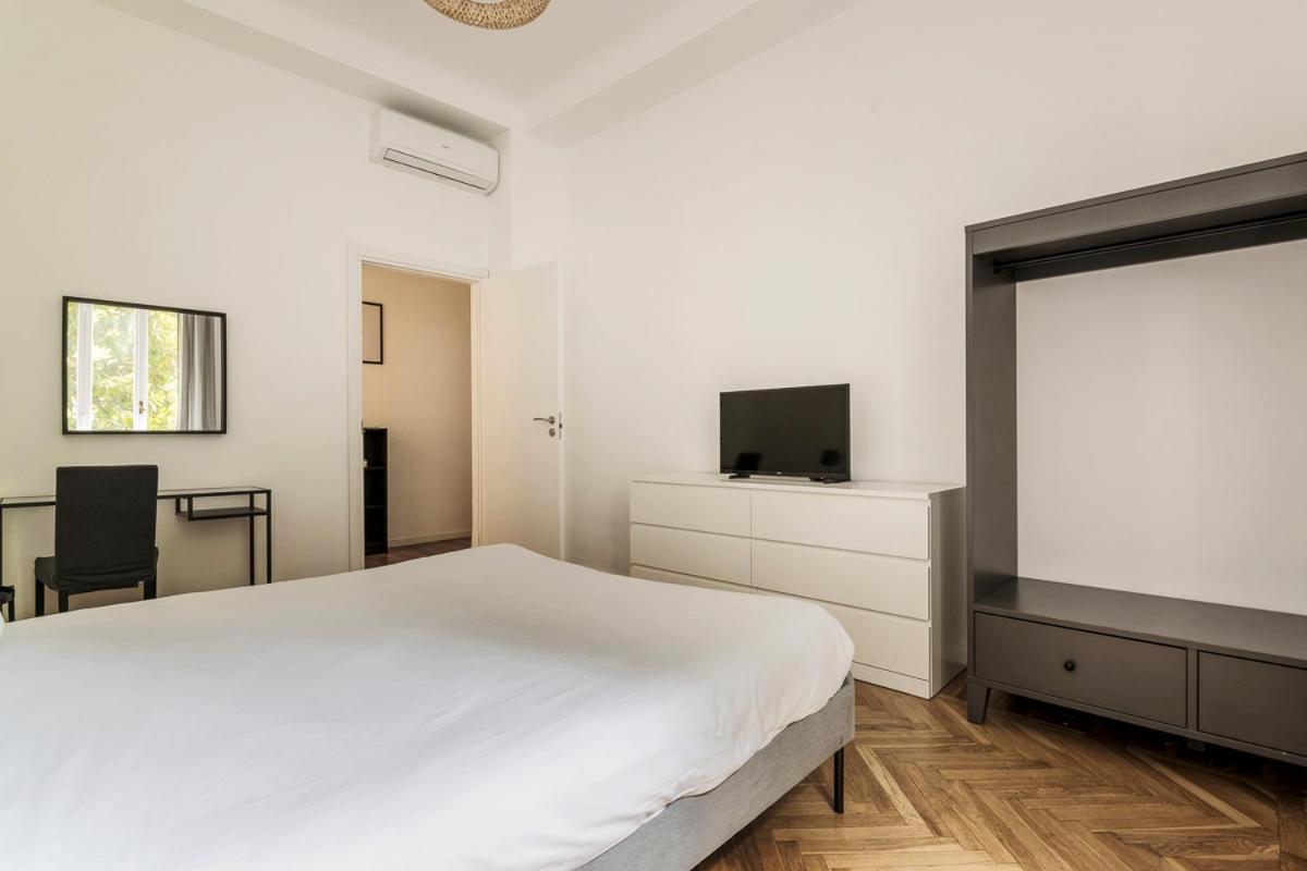 Luxury 4 Bedrooms Apartments Close To Duomo Милан Экстерьер фото